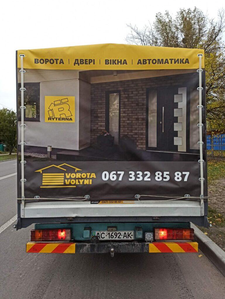 нанесение рекламы на тент автомобиля