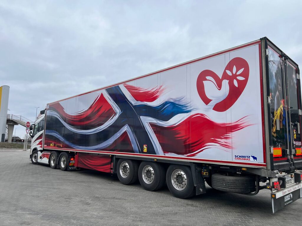 Яка компанія займається брендуванням тентів у Києві